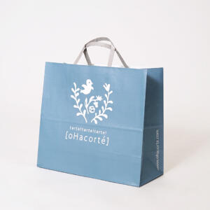 沖縄発フルーツタルト専門店の全面に鮮やかなブルーカラーが印刷されたオリジナル紙袋
