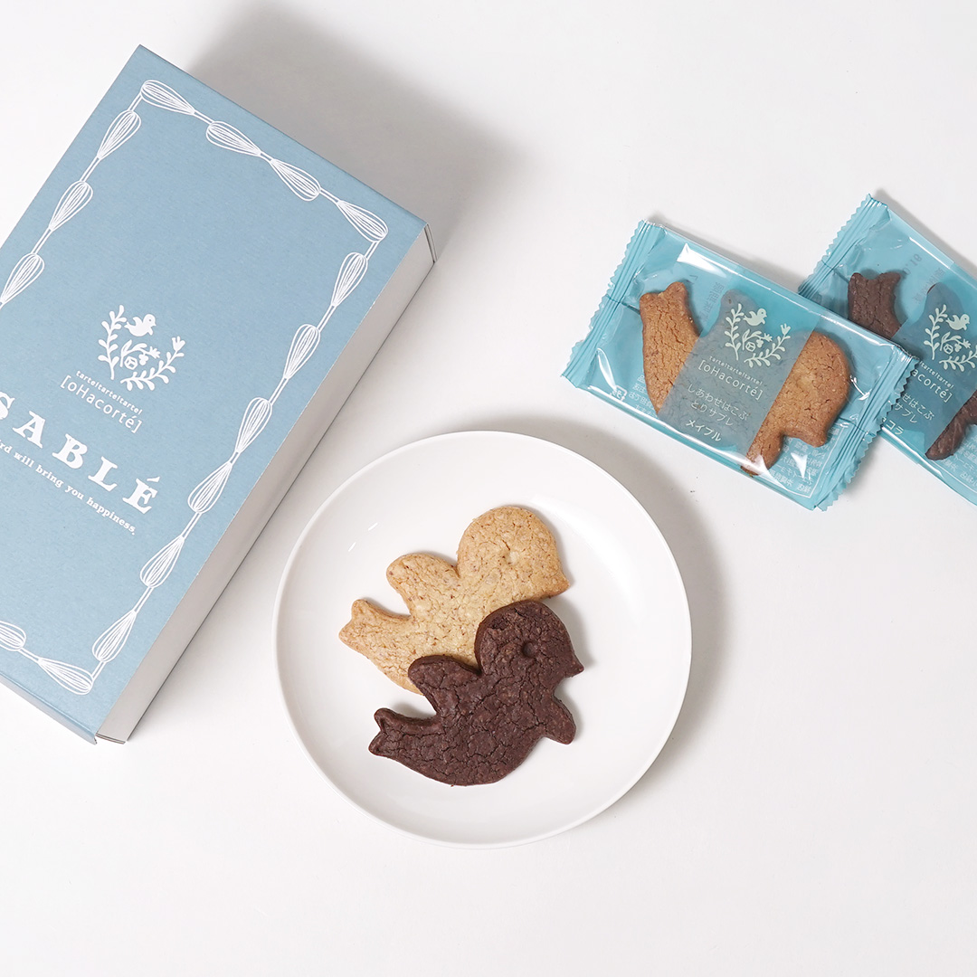 爽やかなブルーを基調としたフルーツタルト専門店のパッケージ