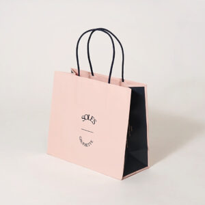 晒クラフト紙の風合いと全面印刷されたピンクがマッチした、バターゴーフレット専門店の統一感あふれるオリジナル紙袋
