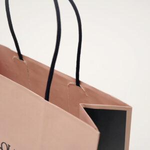 晒クラフト紙の風合いと全面印刷されたピンクがマッチした、バターゴーフレット専門店の統一感あふれるオリジナル紙袋