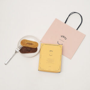 晒クラフト紙の風合いと全面印刷されたピンクがマッチした、バターゴーフレット専門店の統一感あふれるオリジナル紙袋