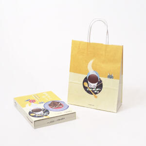 イラストが可愛いレトロな風合いのオリジナルボックスと、フルカラー印刷で仕上げたオリジナル紙袋