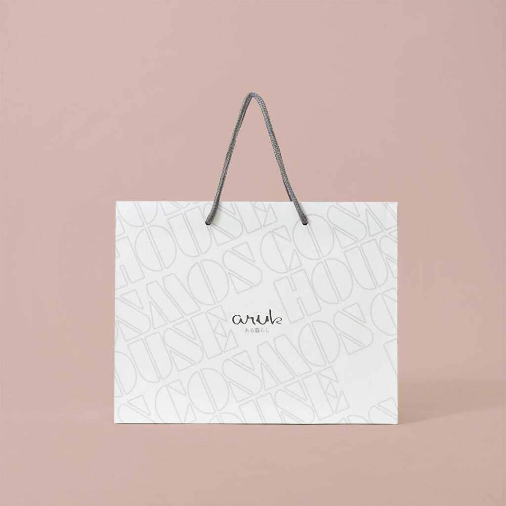 全体にロゴが印刷された総柄デザイン2