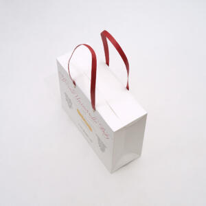 浮き出し箔加工が高級感を演出する、箱のようなユニークな形状が特徴的なコスメブランドのオリジナル紙袋