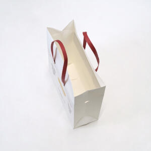 浮き出し箔加工が高級感を演出する、箱のようなユニークな形状が特徴的なコスメブランドのオリジナル紙袋