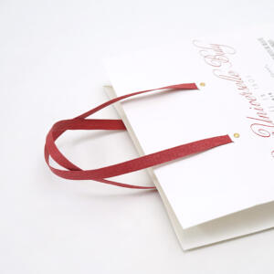 浮き出し箔加工が高級感を演出する、箱のようなユニークな形状が特徴的なコスメブランドのオリジナル紙袋