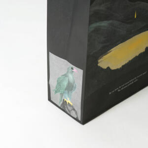 フルカラー印刷で鮮やかに描かれた神秘的なイラストが魅力的な、スイーツブランドのオリジナル紙袋