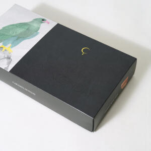 艶のある特殊加工が神秘的なイラストを際立たせる、高級感あふれるオリジナルパッケージ