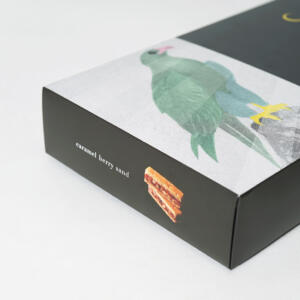 艶のある特殊加工が神秘的なイラストを際立たせる、高級感あふれるオリジナルパッケージ