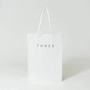 紙ファイバーハンドルを採用した、化粧品ブランドの上品でサステナブルなオリジナル紙袋