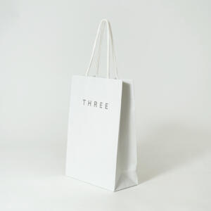 紙ファイバーハンドルを採用した、化粧品ブランドの上品でサステナブルなオリジナル紙袋