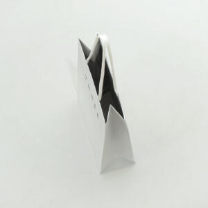 紙ファイバーハンドルを採用した、化粧品ブランドの上品でサステナブルなオリジナル紙袋