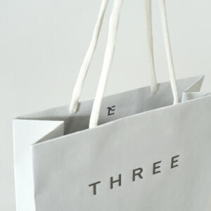 紙ファイバーハンドルを採用した、化粧品ブランドの上品でサステナブルなオリジナル紙袋