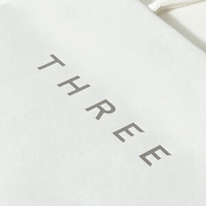 ロゴにデボス加工を施した、化粧品ブランドの上品でサステナブルなオリジナル紙袋