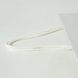 紙ファイバーハンドルを採用した、化粧品ブランドの上品でサステナブルなオリジナル紙袋