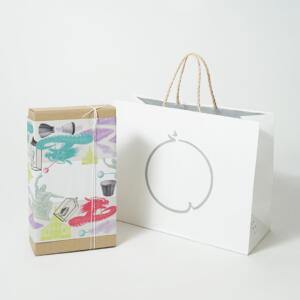 表面加工なしでナチュラルな質感が際立つ、まるごとリサイクルが可能な、和菓子セレクトショップのオリジナル紙袋とオリジナルパッケージ