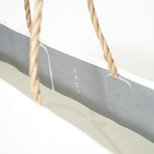 表面加工なしでナチュラルな質感が際立つ、まるごとリサイクルが可能な、和菓子セレクトショップのオリジナル紙袋