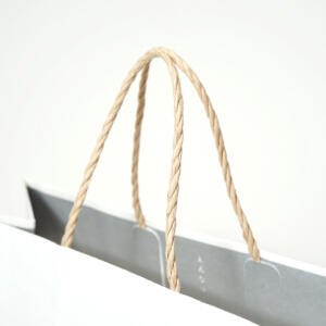 表面加工なしでナチュラルな質感が際立つ、まるごとリサイクルが可能な、和菓子セレクトショップのオリジナル紙袋