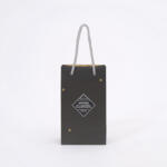 老舗チョコレートブランドのスタイリッシュな紙袋を読む