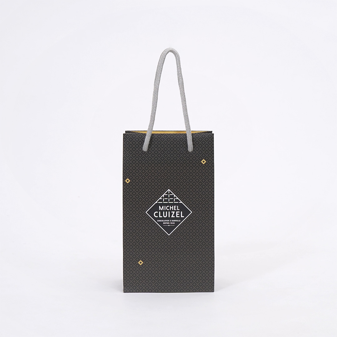 老舗チョコレートブランドのスタイリッシュな紙袋