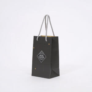 フランス仕様のリサイクルマークを取り入れた、老舗チョコレートブランドの環境に配慮したスタイリッシュなオリジナル紙袋