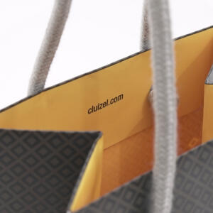 フランス仕様のリサイクルマークを取り入れた、老舗チョコレートブランドの環境に配慮したスタイリッシュなオリジナル紙袋