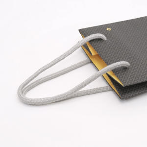 フランス仕様のリサイクルマークを取り入れた、老舗チョコレートブランドの環境に配慮したスタイリッシュなオリジナル紙袋