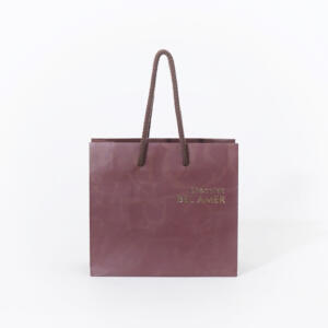 エンボス加工が施された表面が高級感を醸し出す、人気チョコレートブランドの洗練されたオリジナル紙袋