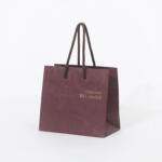 さりげない上品さのあるチョコレートブランドの紙袋を読む