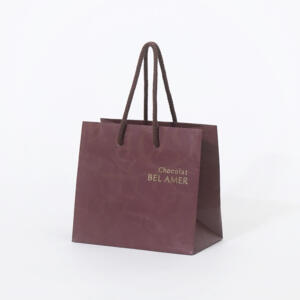 エンボス加工が施された表面が高級感を醸し出す、人気チョコレートブランドの洗練されたオリジナル紙袋