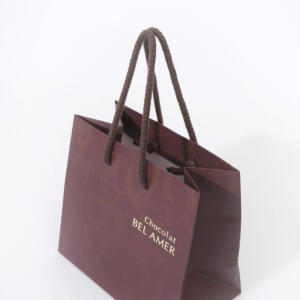 エンボス加工が施された表面が高級感を醸し出す、人気チョコレートブランドの洗練されたオリジナル紙袋