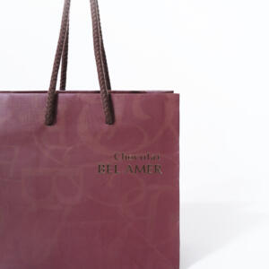 エンボス加工が施された表面が高級感を醸し出す、人気チョコレートブランドの洗練されたオリジナル紙袋