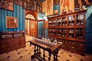 洗練されたデザインの店舗カウンター