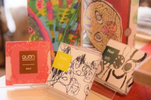 障がいのある方々のアート作品がデザインされたチョコレートブランドのオリジナルパッケージ