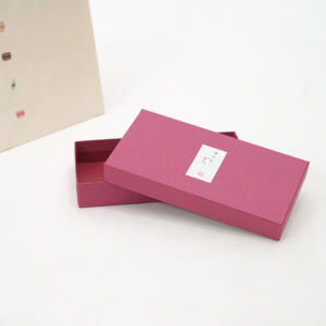こっくりとしたピンクカラーに、商品タグを上品に配置した、老舗和菓子屋のオリジナルボックス