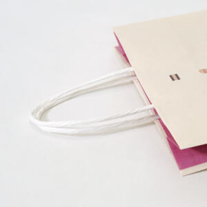 和の雰囲気を演出する紙紐の持ち手を採用した、老舗和菓子屋のオリジナル紙袋