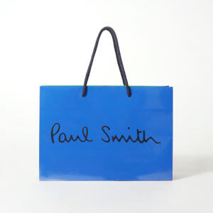 イギリス発ファッションブランドの、ブランドロゴが浮き出し加工で立体的に表現した、ポップなデザインのオリジナル紙袋