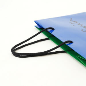 イギリス発ファッションブランドのグロス加工が華やかな、ポップなデザインのオリジナル紙袋