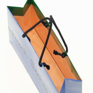 イギリス発ファッションブランドのグロス加工が華やかな、ポップなデザインのオリジナル紙袋