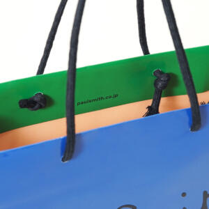 イギリス発ファッションブランドのグロス加工が華やかな、ポップなデザインのオリジナル紙袋