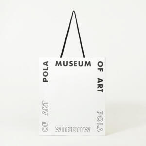 内側に壮大な自然の風景を全面印刷。開けた瞬間に驚きがある、化粧品メーカーが手がける美術館のオリジナル紙袋