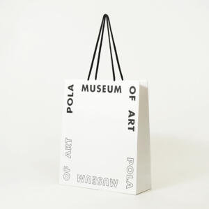 内側に壮大な自然の風景を全面印刷。開けた瞬間に驚きがある、化粧品メーカーが手がける美術館のオリジナル紙袋