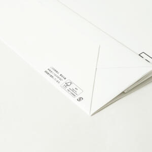 内側に壮大な自然の風景を全面印刷。開けた瞬間に驚きがある、化粧品メーカーが手がける美術館のオリジナル紙袋