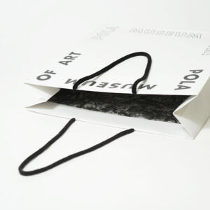 内側に壮大な自然の風景を全面印刷。開けた瞬間に驚きがある、化粧品メーカーが手がける美術館のオリジナル紙袋