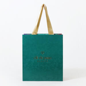 フルカラー印刷の絵柄とゴールドの浮き出し箔が、高級感あふれるスキンケア・コスメブランドのクリスマスコフレ用オリジナル紙袋