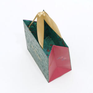 フルカラー印刷の絵柄とゴールドの浮き出し箔が、高級感あふれるスキンケア・コスメブランドのクリスマスコフレ用オリジナル紙袋