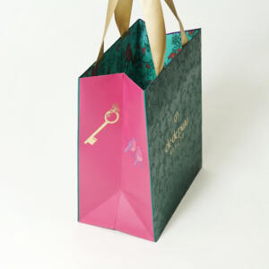 フルカラー印刷の絵柄とゴールドの浮き出し箔が、高級感あふれるスキンケア・コスメブランドのクリスマスコフレ用オリジナル紙袋