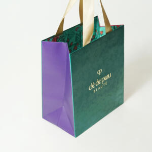 フルカラー印刷の絵柄とゴールドの浮き出し箔が、高級感あふれるスキンケア・コスメブランドのクリスマスコフレ用オリジナル紙袋