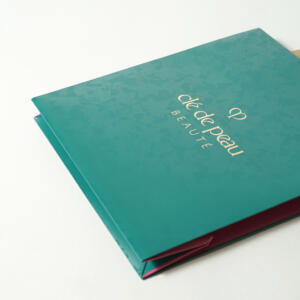 フルカラー印刷の絵柄とゴールドの浮き出し箔が、高級感あふれるスキンケア・コスメブランドのクリスマスコフレ用オリジナル紙袋