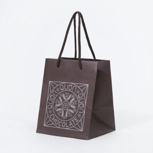大きなブランドロゴと、光沢のあるパイレンロープハンドルが目を引く、チョコレートブランドのオリジナル紙袋
